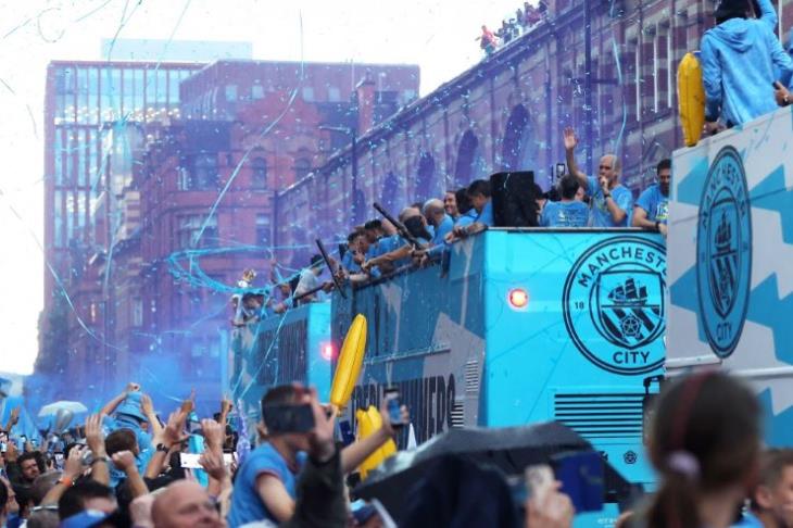 رغم الأمطار الغزيرة.. سيتي يحتفل بالثلاثية التاريخية في شوارع مانشستر (فيديو وصور)